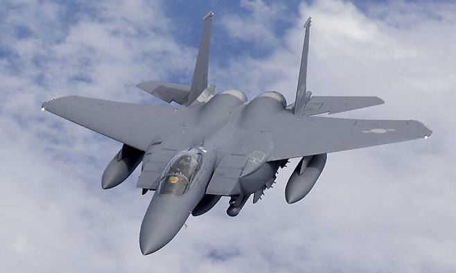 우리 공군의 주력 전투기 F-15K 슬램 이글. 미국 보잉에서 생산한 F-15 이글 전투기를 한국 현실에 맞게 개량한 모델이다. 공군 홈페이지