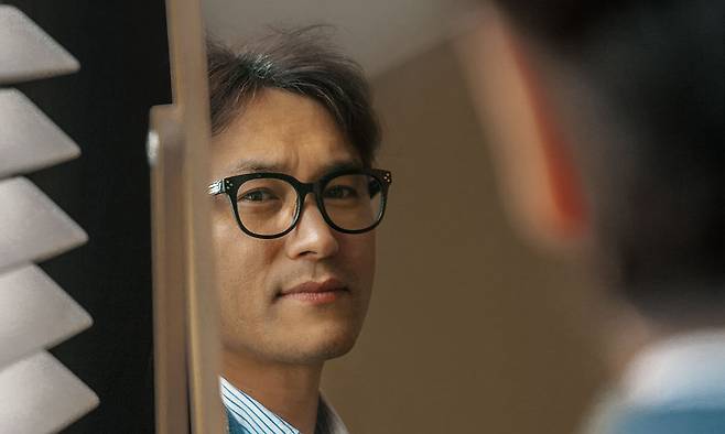 1999년 ‘현대문학’ 신인추천으로 데뷔한 이기호 작가는 장편소설, 단편, 짧은 소설(엽편) 등 다양한 형식의 소설을 선보여왔다. 그는 “엽편은 시작이 고통스럽고, 단편은 끝이 고통스러운데 장편은 고통만으로 완성할 수 없는 장르”라며 “‘러너스 하이’처럼 어느 선을 넘어야 끝까지 갈 수 있는 것 같다”고 설명했다. 이기호 작가 제공