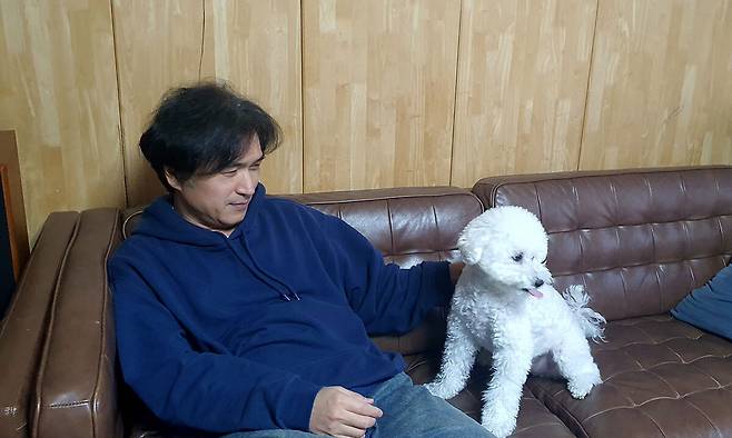 이기호 작가와 반려견 이시봉이 단란한 시간을 보내고 있다. 이기호 작가 제공