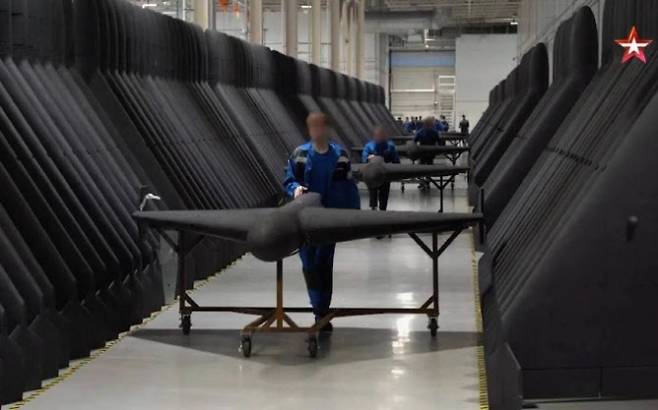 러시아 10대 청소년들이 ‘게란-2’ 자폭 드론을 제조하는 모습. 즈베즈다TV 제공 영상 캡처