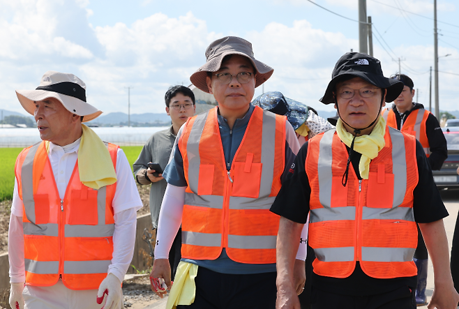 국민의힘 송언석 비대위원장 겸 원내대표를 비롯한 당 관계자들이 22일 충남 예산군 삽교읍 수해 현장을 찾아 둘러보고 있다. 예산 연합뉴스