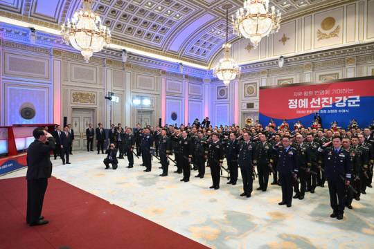 지난 2024년 2월 청와대 영빈관에서 열린 준장 진급자 삼정검 수여식에서 윤석열 대통려이 진급 장성으로부터 거수경례를 받고 있다. 사진 제공=대통령실