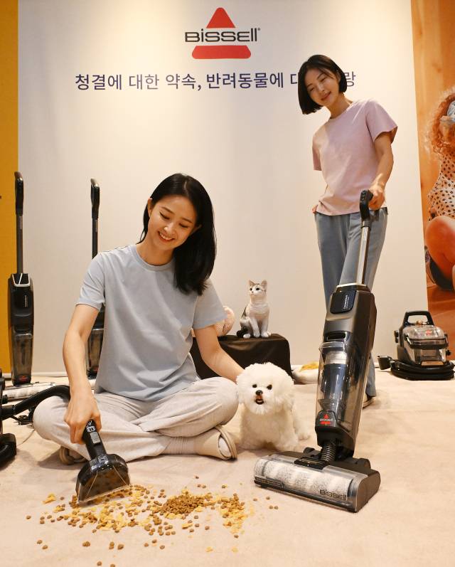 비쎌(BISSELL) 모델들이 22일 서울 중구 더플라자에서 반려동물 오염 청소에 특화된 초고온 스팀과 강력한 흡입력이 특징인 '스팟클린 하이드로 스팀 프로'와 진공과 물걸레 기능이 동시에 탑재된 '크로스웨이브 옴니포스 엣지' 등을 선보이고 있다. 오승현 기자 2025.07.22
