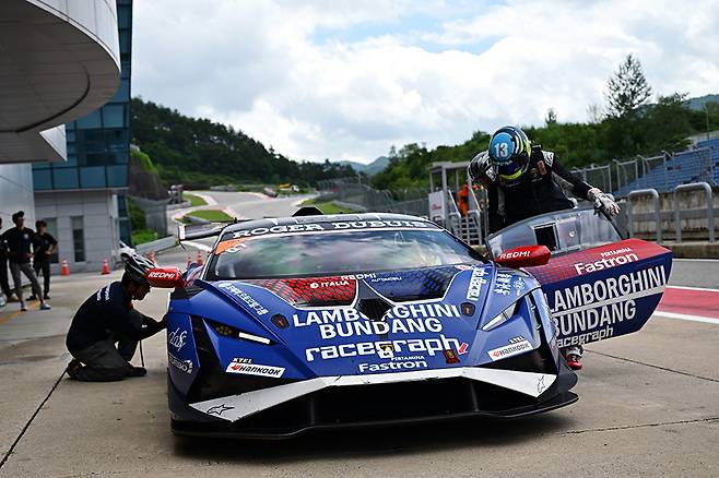 경기 도중 피트 스탑하여 드라이버 교체 중인 람보르기니 분당 바이 레이스그래프. 사진: 김학수 기자