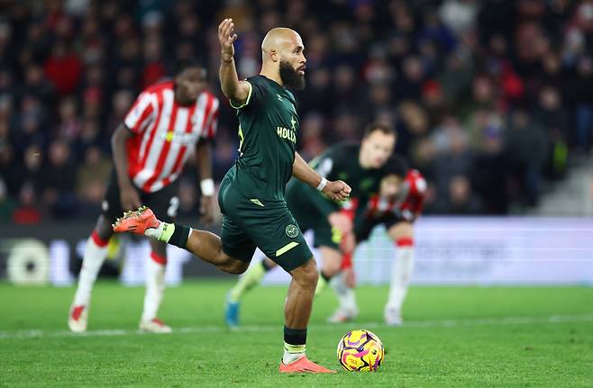 후반 24분 브렌트퍼드 브라이언 음뵈모가 페널티킥을 성공시키며 자신의 멀티골이자 세 번째 골을 터트렸다. Getty Images