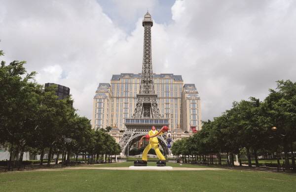 에어마카오가 7월 11일부터 인천-마카오행 운항일정을 조정한다. 사진은 파리지앵 마카오의 상징인 에펠탑과 팝 아티스트 필립 콜버트(Philip Corbert)의 작품 'Lobster Painter'