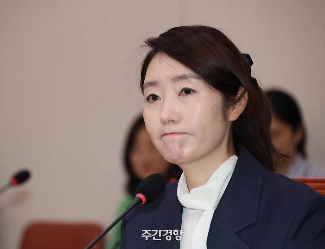 강선우 여성가족부 장관 후보자가 지난 14일 국회 여성가족위원회에서 열린 인사청문회에서 의원 질의를 듣고 있다. 권도현 기자