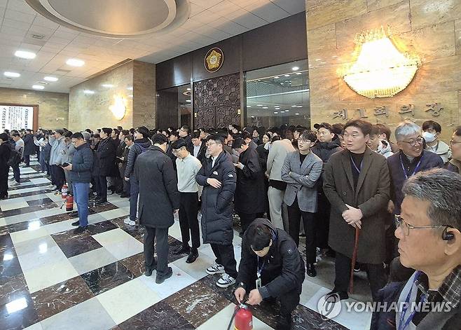 본회의장 막는 국회 보좌진들 (서울=연합뉴스) 김성민 기자 = 조다운 기자 = 윤석열 대통령이 3일 저녁 비상계엄을 선포한 가운데 4일 새벽 서울 국회의사당에서 국회 보좌관들이 본회의장 입구를 막고 있다. 2024.12.4 allluck@yna.co.kr