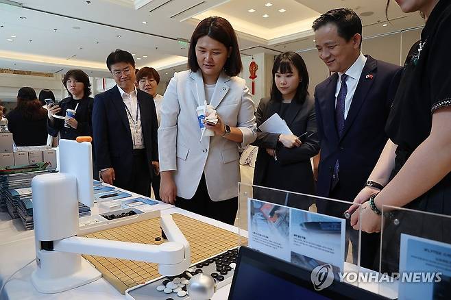 주한중국대사관 오픈데이 전시물 둘러보는 다이빙 대사 (서울=연합뉴스) 서대연 기자 = 22일 서울 중구 주한 중국대사관에서 열린 오픈데이 행사에서 다이빙 주한 중국대사가 전시물들을 둘러보고 있다. 2025.7.22 dwise@yna.co.kr