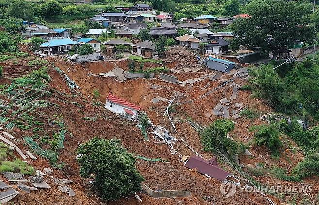 산청 생비량면 마을 매몰 (산청=연합뉴스) 김동민 기자 = 21일 오후 경남 산청군 생비량면 상능로 산기슭에 위치한 일대 마을이 최근 발생한 집중호우·산사태 여파로 매몰돼 있다.
일부 주택은 흙과 잔해 위에 눕혀지고, 일부는 완전히 매몰돼 지붕만 보이는 등 마을 기능이 마비된 모습이다. 2025.7.21 image@yna.co.kr