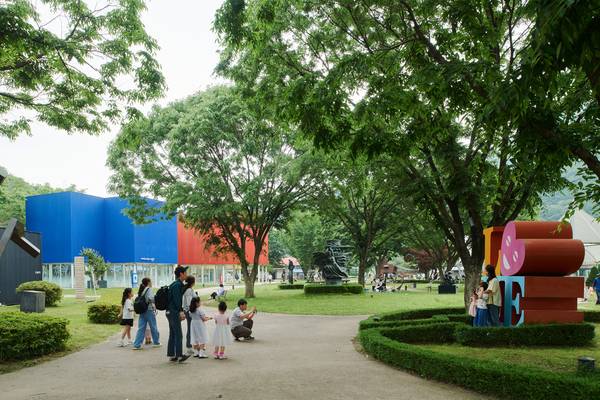 국내 최초 사립미술관이자 ‘토털미술관’을 모태로 한 ‘가나아트파크’ 야외 조각공원에서 가족 여행객이 즐거운 시간을 보내고 있다. /양주시 제공