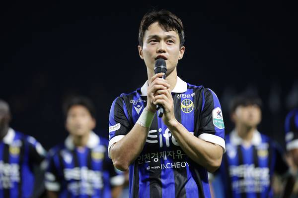 정원진이 지난 13일 인천축구전용경기장에서 열린 K리그2 20라운드 인천과 충남아산의 경기에서 승리 후 인천 팬들 앞에서 데뷔전을 치른 소감을 밝히고 있다. 2025.7.13 /한국프로축구연맹 제공