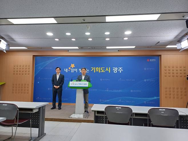 강기정 광주시장이 23일 오후 3시 시청 브리핑룸에서민생회복 소비쿠폰 선불카드 소득수준 노출 논란과 관련 시민들에게 사과하고 재발방지를 약속하고 있다./박재일 기자 jip@namdonews.com