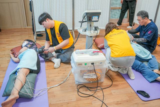 22일 안동 백자리 마을회관 어르신들을 위해 물리치료학과가 근골격계 통증관리를 위한 마사지를 하고 있다. 대구보건대 제공