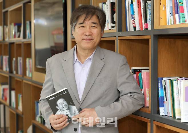 ‘이재명 평전’을 쓴 방현석 작가가 최근 서울 중구 KG타워에서 진행한 이데일리와의 인터뷰에 앞서 포즈를 취하고 있다. (사진=방인권 기자)