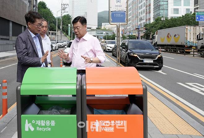 신상진 성남시장이 지난 6월 27일 거리에 설치한 쓰레기통 운영 실태를 점검하고 있다.(사진=성남시)