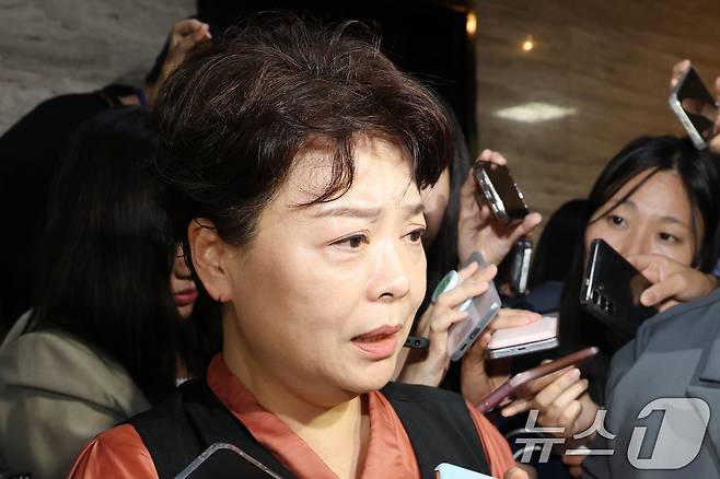 윤희숙 국민의힘 혁신위원장이 17일 오전 서울 여의도 국회에서 열린 비상대책위원회의 참석을 마치고 나서며 취재진의 질문에 답하고 있다. 2025.7.17/뉴스1 ⓒ News1 이광호 기자