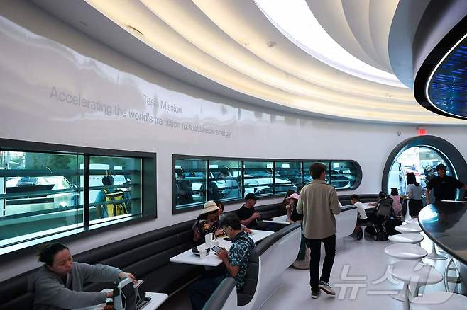 21일(현지시간) 미국 로스엔젤레스에서 테슬라 다이너 앤 드라이브인 레스토랑과 슈퍼차저가 개장했다.ⓒ AFP=뉴스1