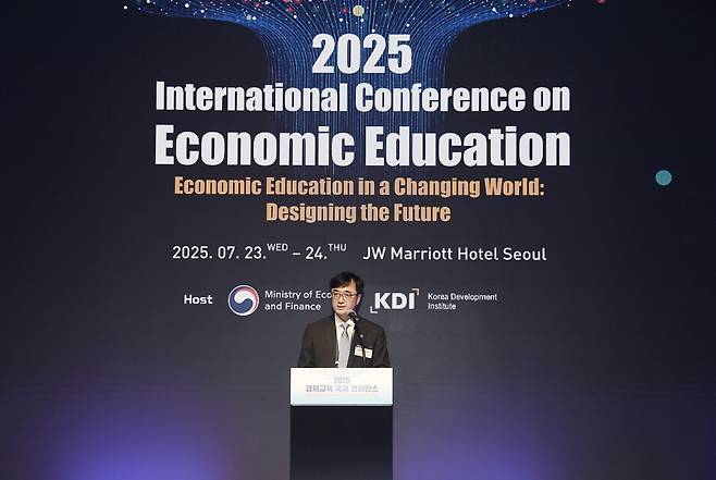 임기근 기획재정부 차관이 23일 서울 서초구 JW 메리어트 호텔에서 열린 '2025년 경제교육 국제 컨퍼런스'에 참석해 개회사를 하고 있다. (기재부 제공)