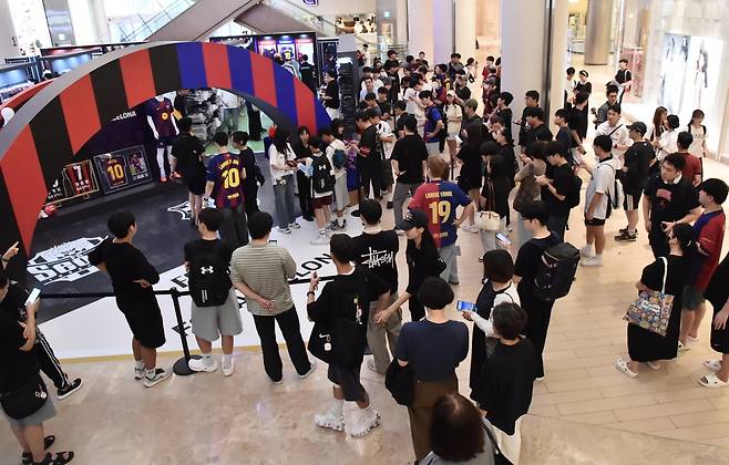 23일 서울 잠실 롯데월드몰 'FC서울 VS FC바르셀로나' 팝업스토어 앞에서 대기하는 축구 팬들.(형지엘리트 제공).