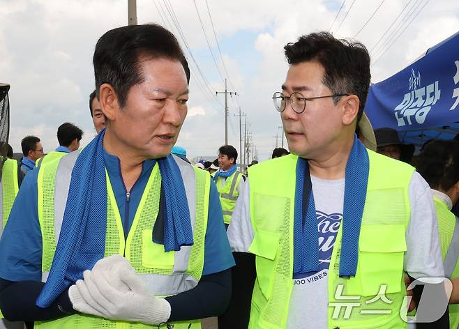 정청래(왼쪽), 박찬대 더불어민주당 당대표 후보가 21일 충남 예산 신안면 조곡리에서 수해복구 현장을 찾아 대화하고 있다. 2025.7.21/뉴스1 ⓒ News1 김기태 기자