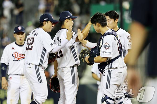 23일 오후 서울 송파구 잠실야구장에서 열린 프로야구 '2025 신한 SOL뱅크 KBO 리그' 두산 베어스와 한화 이글스의 경기에서 13대2로 승리한 두산 선수들이 기뻐하고 있다. 2025.7.23/뉴스1 ⓒ News1 이승배 기자