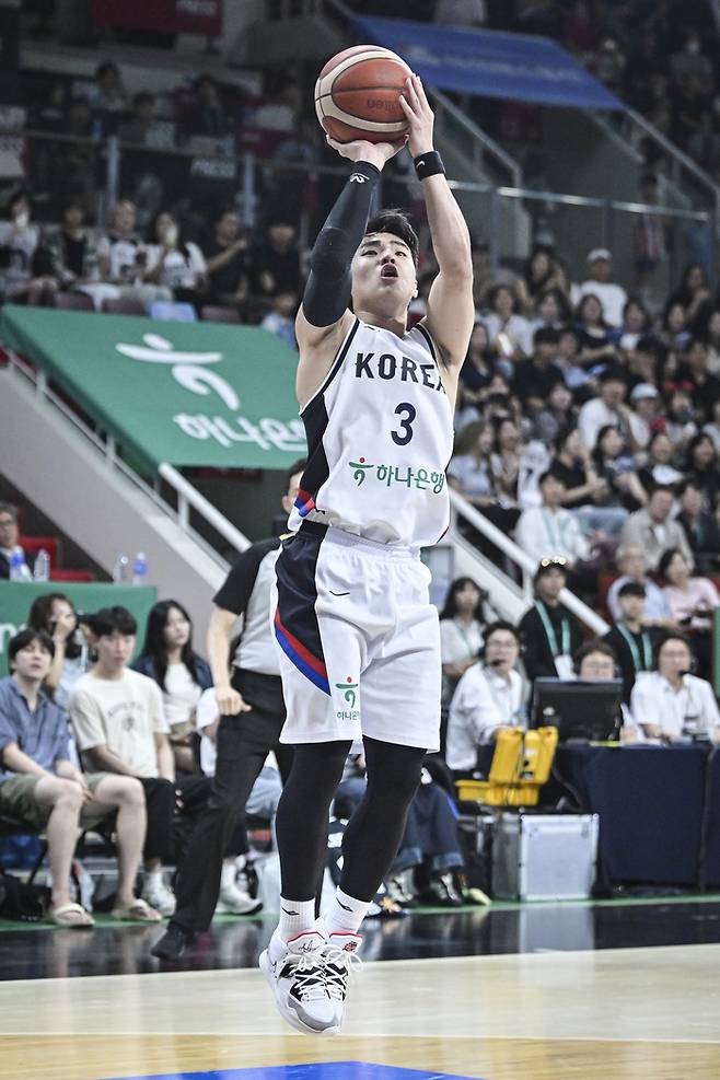 남자농구 대표팀 정성우가 18일 안양 정관장 아레나에서 열린 2025 남자농구 국가대표 평가전 카타르와 1차전에서 중거리슛을 던지고 있다. 사진 | 대한민국농구협회