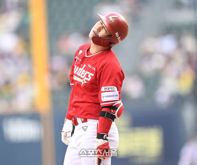 SSG 최정이 서울 잠실구장에서 열린 2025 KBO리그 LG와 경기 1회초 2사 자신의 파울타구에 맞은 후 고통스러워하고 있다. 잠실 | 최승섭기자 thunder@sportsseoul.com