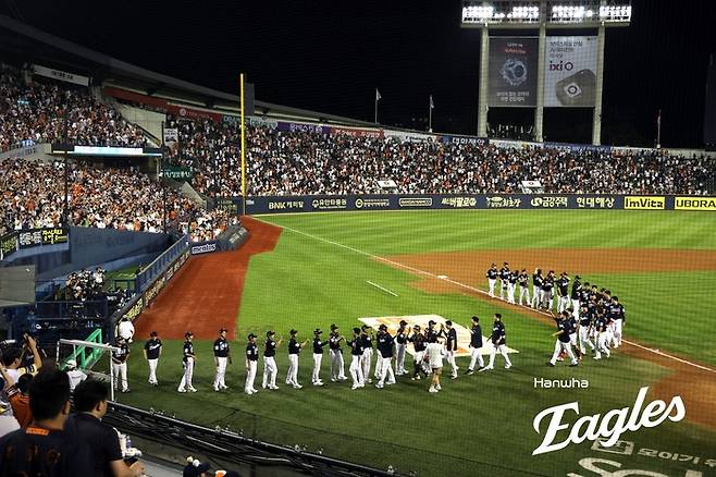 한화 선수단이 22일 서울 잠실구장에서 열린 2025 KBO리그 정규시즌 두산전 승리 후 원정팬들의 박수를 받으며 승리를 자축하고 있다. 사진 | 한화 이글스