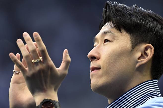 '캡틴' 손흥민이 토트넘 유니폼을 입고 프리시즌 첫 경기를 소화했다. 손흥민은 19일(한국시각) 영국 버크셔의 셀렉트 카 리징 스타디움에서 열린 잉글랜드 리그원(3부리그) 소속의 레딩과의 친선 경기에서 후반 시작과 함께 교체투입돼, 경기가 끝날때까지 그라운드를 누볐다. 휴식기 이후 처음으로 치르는 경기인만큼, 100%의 모습은 모습은 아니었다. 손흥민은 공격 포인트를 올리지 못했다.
<저작권자(c) 연합뉴스, 무단 전재-재배포, AI 학습 및 활용 금지>