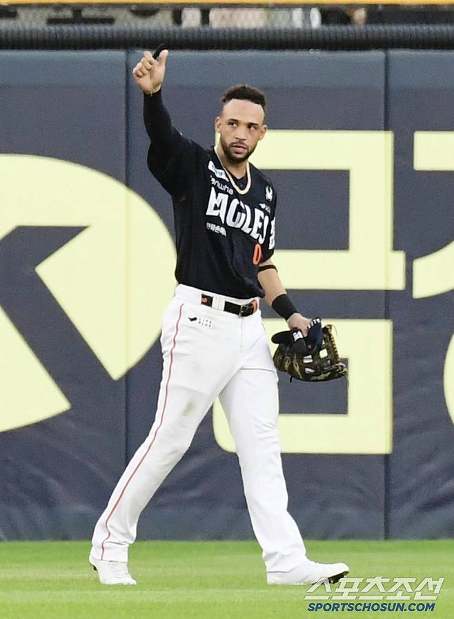 22일 잠실야구장에서 열린 KBO리그 두산과 한화의 경기. 3회말 1사 2루. 오명진의 어련운 타구를 잡아낸 한화 중견수 리베라토. 잠실=송정헌 기자songs@sportschosun.com/2025.07.22/