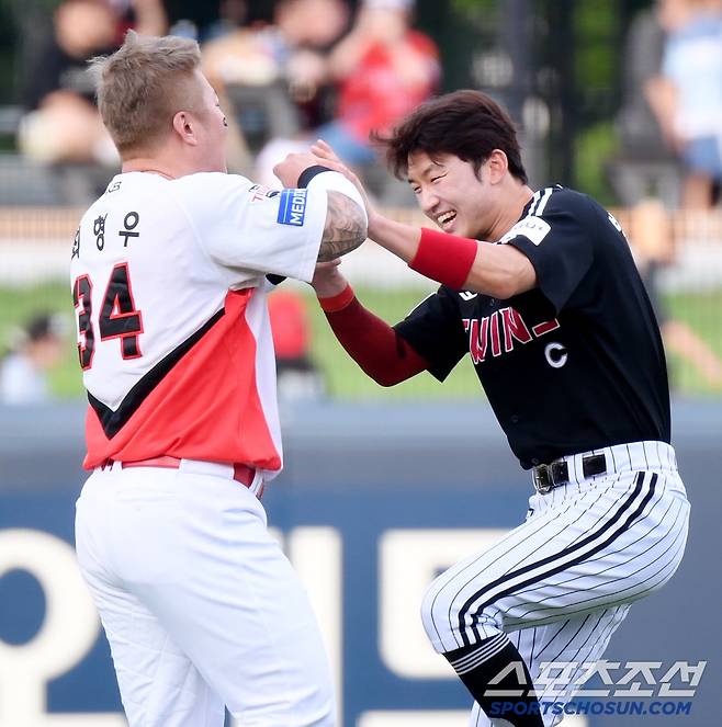 경기 전 호랑이 무리에 들어와 친밀하게 인사를 나눈 LG 박해민이 경기 막판 엄청난 비수를 꽂았다. 영상 사진=정재근 기자 cjg@sportschosun.com