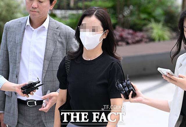 이른바 '집사 게이트' 의혹을 받는 김예성 씨 아내가 특검 출석 7시간 만에 귀가했다. '집사 게이트' 의혹의 핵심 인물인 김예성 씨 배우자 정 모 씨가 23일 오전 서울 종로구 KT광화문빌딩 웨스트에 마련된 민중기 특검 사무실에 출석하고 있다. /박헌우 기자