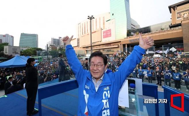 더불어민주당이 미등록 대부업자 신고 보상금을 2배로 올리는 내용을 담은 정책공약집을 발표한 지난 5월28일 서울 성동구 왕십리역 광장에서 열린 유세에서 이재명 당시 대선 후보가 시민들에게 인사하고 있다. 2025.5.28 김현민 기자