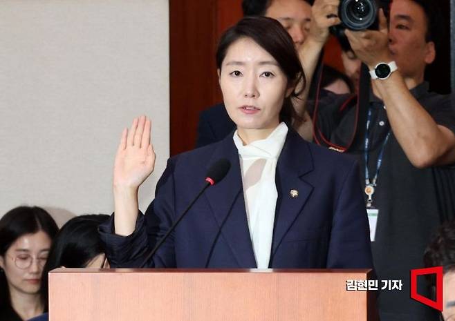 강선우 여성가족부 장관 후보자가 지난 14일 국회 여성가족위원회에서 열린 인사청문회에서 선서하고 있다. 김현민 기자