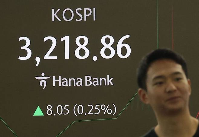 22일 오전 서울 중구 하나은행 본점 딜링룸 모습. 연합뉴스