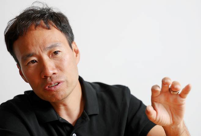 김성훈 업스테이지 대표가 지난 14일 서울 중구 조선일보사에서 가진 인터뷰에서 “미국·중국 등 AI(인공지능) 선진국을 따라잡기 위해서는 정부가 공공기관·공기업이 가진 고품질 데이터를 AI 기업에 개방해야 한다”고 말했다./ 고운호 기자