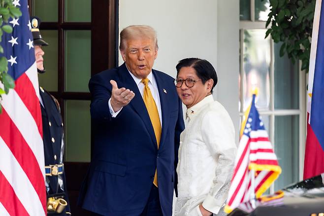 2025년 7월 22일(현지시각) 미국 워싱턴 D.C. 백악관에서 도널드 트럼프 미국 대통령(왼쪽)이 페르디난드 ‘봉봉’ 마르코스 주니어 필리핀 대통령(오른쪽)을 환영하고 있다./연합뉴스