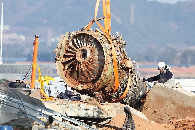 전남 무안국제공항 참사 현장에서 제주항공 7C2216편의 엔진이 크레인으로 옮겨지고 있는 모습. /뉴스1