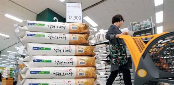 서울의 한 대형 마트에 장을 보러 온 고객이 쌀 포대가 쌓여 있는 양곡 코너 앞을 지나가고 있다. /연합뉴스