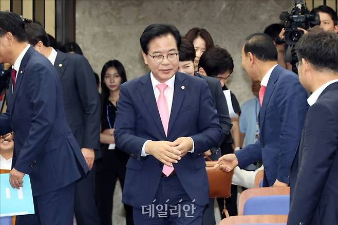 송언석 국민의힘 비상대책위원장 겸 원내대표가 지난 4일 오전 국회에서 열린 국민의힘 긴급의원총회에 참석하고 있다. ⓒ데일리안 홍금표 기자