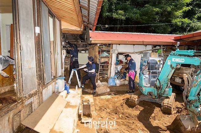지난 22일 한국전기안전공사 관계자들이 경남 산청군 호우 피해지역의 긴급 복구 작업을 진행하고 있다.ⓒ전기안전공사