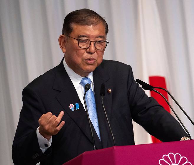 21일 일본 도쿄 자민당 당사에서 열린 기자회견에서 이시바 시게루 일본 총리가 자신의 거취에 대해 설명하고 있다. 전날 치러진 참의원(상원) 선거에서 집권 여당인 자민·공명당 연합이 과반 의석 확보에 실패하면서 이시바 총리 퇴진 목소리가 커지고 있다. 하지만 이날 이시바 총리는 “국정에 정체를 초래할 수 없다”며 유임 의사를 재차 밝혔다. 도쿄=AP 뉴시스