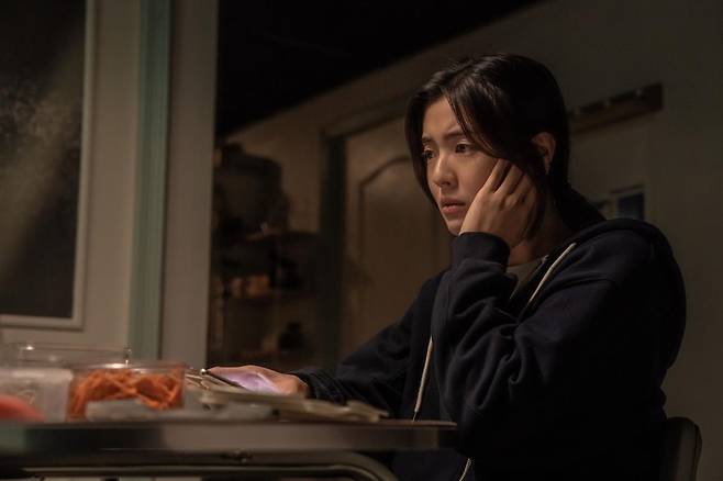 영화 ‘노이즈’는 청각장애가 있는 주인공 서주영(이선빈)이 갑자기 자취를 감춘 여동생을 찾아 나서며 아파트 단지 내에서 겪는 미스터리한 사건을 다뤘다. 바이포엠스튜디오 제공