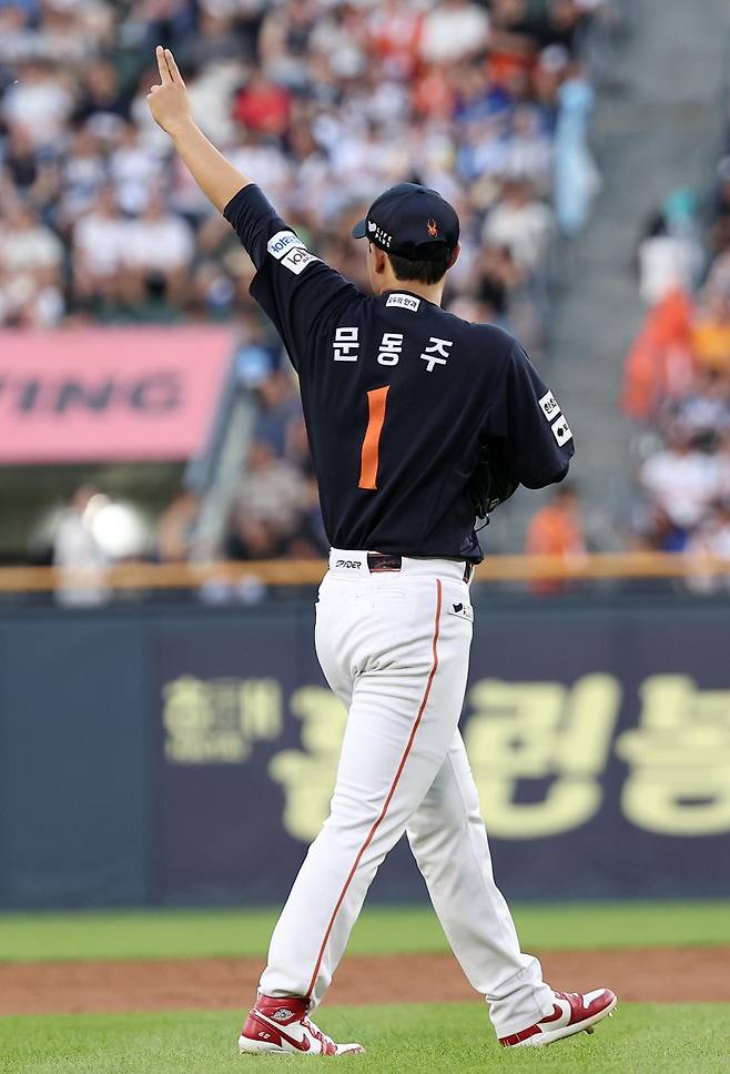 한화 문동주가 22일 잠실 두산전에서 3회말 안타성 타구를 잡아낸 중견수 리베라토에게 고맙다는 손짓을 보내고 있다. 뉴스1