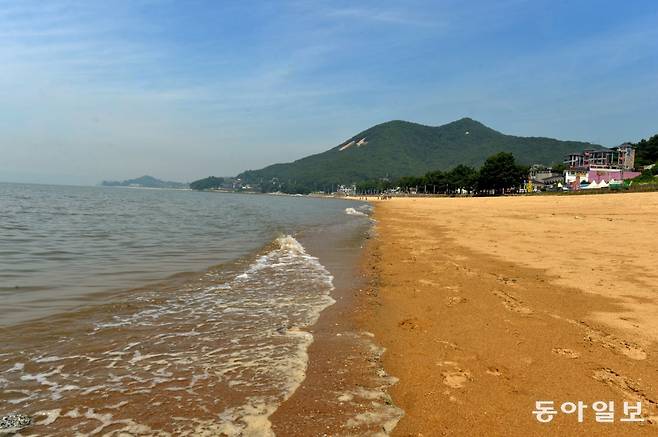인천 강화군 화도면 동막해변 전경. 최근 ‘북한 핵 폐수 방류로 인한 서해 오염’이라는 근거 없는 의혹이 확산하면서, 강화도 관광객 발길이 눈에 띄게 줄고 있다. 인천 강화군 제공