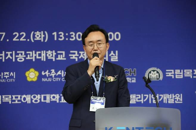 윤병태 나주시장이 22일 한전공대에서 열린 '기후테크 미래 혁신 포럼 : 기후에너지부 역할과 지역균형발전'에서 개회사를 하고 있다.