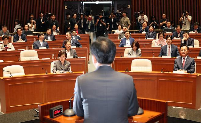 의총서 발언하는 송언석 비상대책위원장 (서울=연합뉴스) 박동주 기자 = 국민의힘 송언석 비상대책위원장 겸 원내대표가 23일 서울 여의도 국회에서 열린 의원총회에서 발언하고 있다. 2025.7.23 pdj6635@yna.co.kr (끝)