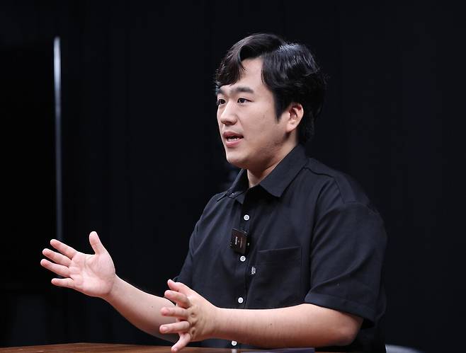 황희두 노무현재단 이사는 “지금 ‘사이버 내란’이 벌어지고 있다”며, 사이버내란특별법이 필요하다고 말했다. 21일 오후 서울 마포구 한겨레신문사에서 인터뷰 하는 황 이사. 백소아 기자 thanks@hani.co.kr