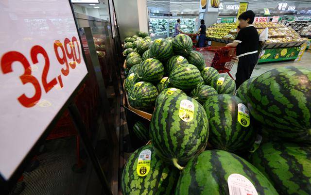 21일 서울 시내 한 대형마트 수박 매대에서 소비자들이 수박을 고르고 있다. 한국농수산식품유통공사에 따르면 18일 기준 수박 한 통의 소매가격은 3만866원으로 전년 대비 44.7% 상승했다. 뉴시스